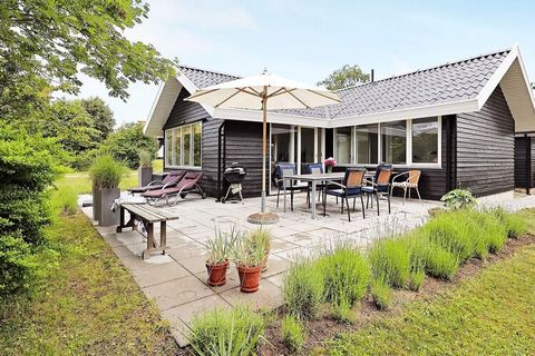 Renovated cottage located in scenic surroundings close to the coast and bathing jetty at Karrebæksminde. The cottage has been completely renovated in 2021 with a new bright kitchen, which in open connection with the living room gives the perfect holi...