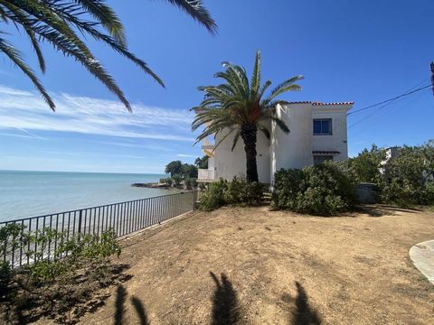 Spektakuläre Villa zum Verkauf direkt am Meer, Alcanar-Playa, Costa Dorada. Die Villa von mehr als 200 m2 befindet sich auf einem Grundstück von mehr als 700 m2. Es hat drei Etagen. Im Erdgeschoss befinden sich zwei Schlafzimmer mit Meerblick. Im ers...