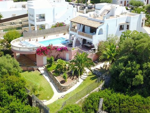 Beautiful Ibizan style villa located on the first line of the renowned Cala d'Or Marina. This spacious and bright property is built on a plot of 1054 square meters with spacious terraces and a garden. Its location is privileged in a quiet residential...