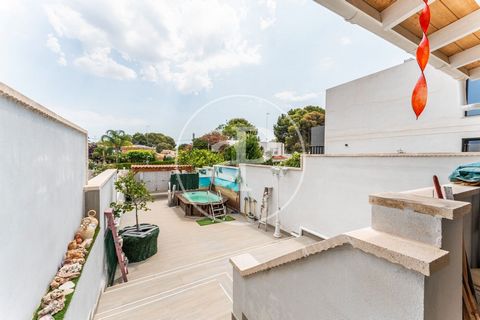 205 sqm house with views in La Cañada, Paterna.The property has 3 bedrooms, 3 bathrooms, swimming pool, parking space, air conditioning, laundry room, garden and storage room. Ref. VV2306071 Features: - Air Conditioning - SwimmingPool - Garden