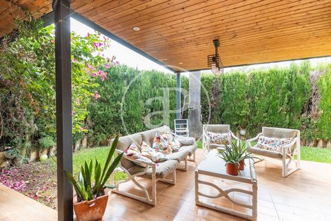 HOUSE FOR SALE IN GANDIA House for sale next to La Casona beach in Gandía. aProperties presents this corner semi-detached house just 5 minutes from the stunning Gandía beach and 3 minutes from the heart of Gandía town. Housing located in the prestigi...