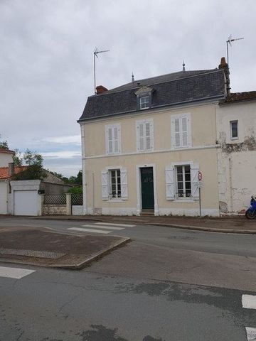 Summary LE CABINET CHEVALIER offers you, in the immediate vicinity of the old center of Sainte Hermine and the shops, a pleasant bourgeois stone house offering on three levels, living room, dining room, fitted kitchen and utility room, the whole havi...