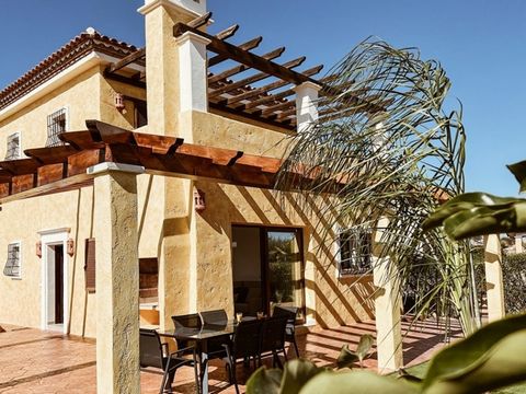 20 WOESTIJN GOUD MODEL - EL PASO STATUS - BIJNA VOLTOOID   Deze prachtige Pueblo-villa met vier slaapkamers ligt in de rustige binnentuinen van Desert Gold en biedt een prachtig uitzicht over de golfbaan van Indiana en de bergketens daarachter. Gebou...