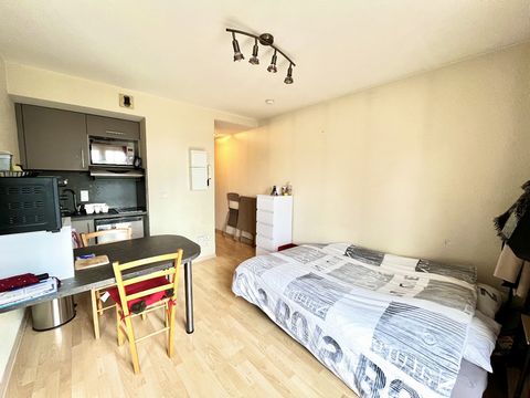 Come and discover this 20m² studio in a secure residence mainly for students, 500 meters from the IUT and a stone's throw from the Lycee Monteil. The apartment in good condition consists of an entrance with cupboard leading to a living room with equi...