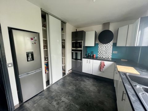 Appartement exposé ouest, entièrement rénové. Venez découvrir cet appartement composé d'un séjour/salle à manger de plus de 30 m2 avec accès sur un balcon avec vue dégagée, d'une cuisine aménagée et équipéee comprenant : meubles bas et haut, four, mi...