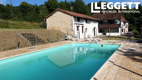 A12131 - Situated on the outskirts of St Astier, this character property offers a main house, a gîte, a pigeon house, a swimming pool and a garage. The main house consists of a kitchen, a large living room, a large living/dining room (100 m²), 4 bedr...