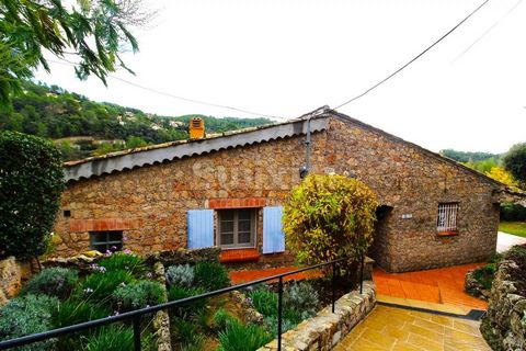 Ref 3939LC - Near les Arcs Beautiful panoramic view of the hills, this house of character and full of charm will surprise you with its large volumes, a beautiful living room-dining room, an open kitchen opening onto a large terrace with open views, n...