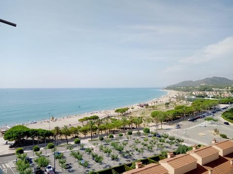 SPANISHOUSE EN VENTA: Piso de 58 m2 con terraza, céntrico, delante de la playa, con vistas espectaculares al mar y a la montaña   REF: Apto 705   SITUACIÓN: Centro           L’HOSPITALET DE L’INFANT   PRECIO: 149.000 €   DESCRIPCIÓN: Salón comedor, s...