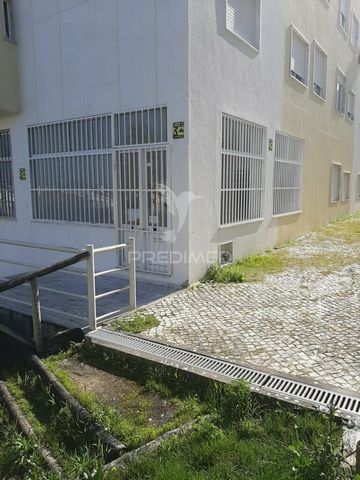 Shop in Carregado (Casais da Marmeleira), with 102m2. It is located in a residential area, with easy parking. At the moment the property is divided with space for 2 office rooms and has 2 bathrooms. Space suitable for various businesses such as ATL, ...