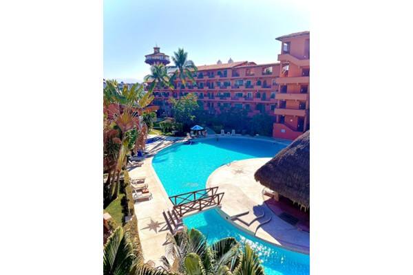 Condominium en Venta en MARINA VALLARTA Puerto Vallarta Jalisco We present an exclusive condominium in the prestigious marina of Puerto Vallarta an architectural gem on the 4th floor with a dome. With 2 bedrooms and 2 bathrooms each space is designed...