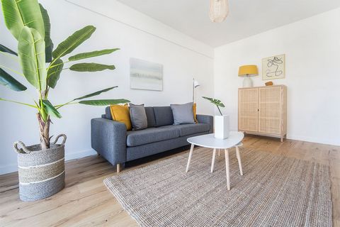 Die angebotene 2-Zimmer-Wohnung befindet sich in einem komplett sanierten und möblierten Apartmenthaus und wurde im Juli 2018 fertiggestellt. Das stilvolleingerichtete Apartment verfügt über ein modernes Wohnzimmer, ein gemütliches Schlafzimmer, eine...