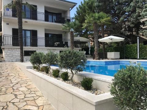 Villa with swimming pool in Malinska-Dubašnica within Mediterranean garden! Total area is 155 sq.m.  Land plot is 577 sq.m. Villa was built in 1986 and remodelled in 2018. There is some irresistible charm in this villa within palm trees. It consists ...