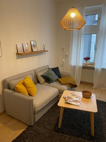 In einem stilvollen Altbau, 5 Gehminuten vom Herzen der Stadt liegt das stylische und wohnliche Appartement, in dem alles für den alltäglichen Bedarf vorhanden ist. Die Anbindung zu öffentlichen Verkehrsmitteln oder der Autobahn ist in kürzester Zeit...