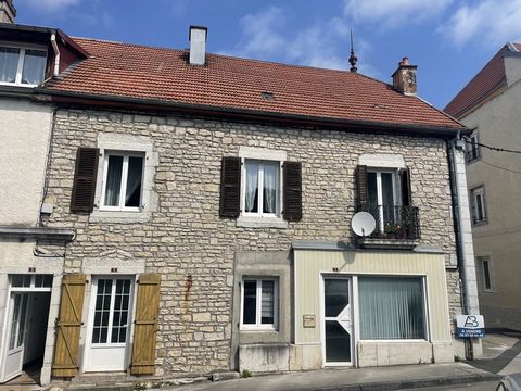 À Vercel-Villedieu-Le-Camp, immeuble de rapport comprenant deux appartements au centre du village, un T3 avec terrasse et garage, un grand T2  Pour tout renseignement contactez-moi au ...