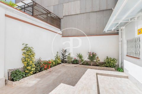 TOWNHOUSE FOR SALE IN CALLE DE ALPENS In La Bordeta, a quiet and central area that offers services, shops, schools and parks nearby, we find this building in perfect condition without elevator that consists of 4 homes: Apartment located on the ground...