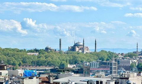 Die zum Verkauf stehende Wohnung im Zentrum von Istanbul befindet sich im Stadtteil Beyoğlu auf der europäischen Seite. Die Wohnung mit Aufzug zum Verkauf im Zentrum von Beyoğlu verfügt über eine herrliche Gemeinschaftsterrasse mit Blick auf die Hagi...