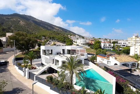 Denna fantastiska moderna villa ligger i den vackra kuststaden El Albir, i provinsen Alicante. Fastigheten har en byggd yta på 467 m2 fördelad på 3 våningar, på en tomt på 901 m2. Huset har 7 ljusa sovrum och 5 moderna badrum. Fastigheten byggdes 202...