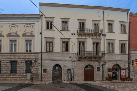 PUGLIA - BARLETTA - CORSO GIUSEPPE GARIBALDI Proponiamo in vendita, a Barletta, alle porte del centro storico e nel cuore della città un prestigioso palazzo d'epoca costituito da piano terra, primo piano, secondo piano e terzo piano con terrazzo e ma...