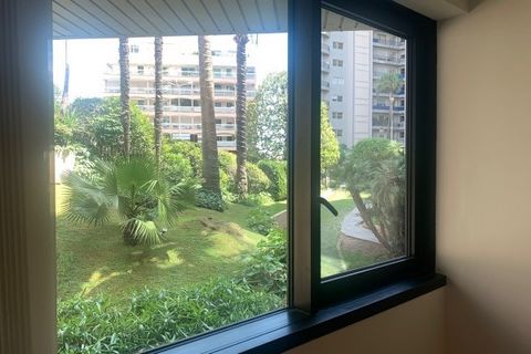 Este encantador estudio está idealmente situado, a pocos minutos de los jardines del casino y de los prestigiosos palacios de Mónaco, en una tranquila zona residencial. El espacioso y soleado apartamento goza de agradables vistas a los jardines del c...