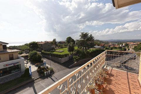 Panorama-Wohnung zum Renovieren Im Herzen von Montefiascone, in der Via Dante Alighieri, gelegen, bietet dieses große Apartment von ca. 120 m2 eine perfekte Kombination aus Platz, Komfort und einem atemberaubenden Panoramablick. Obwohl die Immobilie ...