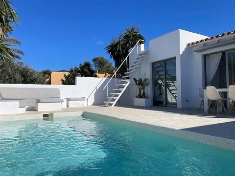 This charming house is located in a well-kept and quiet urbanisation in Cala Vadella, west coast of Ibiza. The beach can be reached in about 5 minutes on foot. The living area of approximately 115m2 is distributed in living room with open kitchen wit...