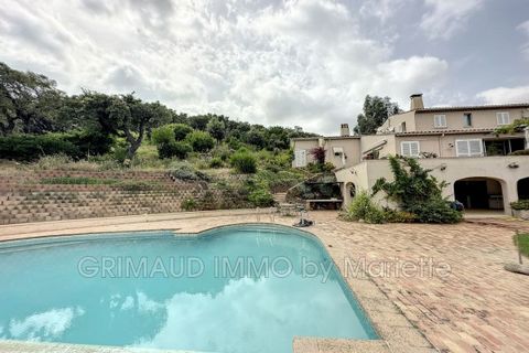 In assoluta calma, su un bellissimo terreno di oltre 9 ettari con vista aperta sulle colline e sul mare, eccezionale proprietà composta da diverse case per un totale di 450 m². La villa principale di circa 300m² è composta da un ampio soggiorno con c...