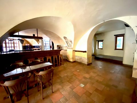 **Herrliche Bar/Pub im Herzen von Vobarno** Im malerischen historischen Zentrum von Vobarno bieten wir eine prächtige Bar/Kneipe zum Verkauf an, die sich in einem historischen Gebäude, einem ehemaligen Kloster aus den 1700er Jahren, befindet. Dieser ...