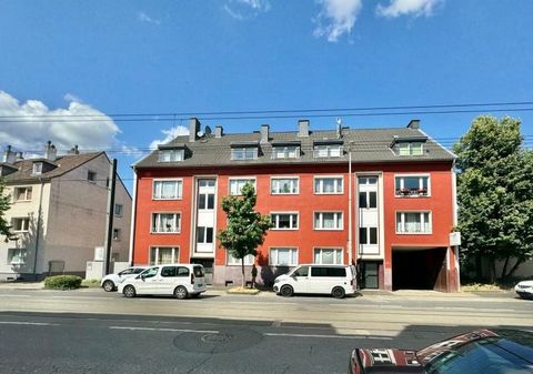 Welkom in uw nieuwe droomappartement in Mülheim Styrum! Dit pas gerenoveerde 5-kamer appartement biedt u en uw gezin een ruime en moderne leefruimte met tal van voorzieningen. Het appartement is voor het laatst uitgebreid gerenoveerd in 2024 en verke...