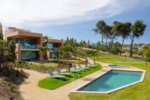 Situé dans le luxueux condominium exclusif du Palmares Golf Course, cet appartement dispose d'une belle terrasse avec un accès exclusif à la piscine. Il est vendu entièrement meublé et équipé et dispose de deux places de parking et d'une salle de sto...