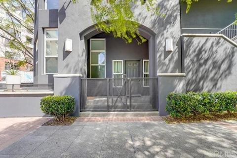 Beautiful remodeled 2-story unit in the heart of downtown. New kitchen that has rarely been used. High ceilings and fully illuminated townhome. Located a short walk from Petco park and the Gaslamp district. Low HOA. Jacuzzi access is on the same floo...
