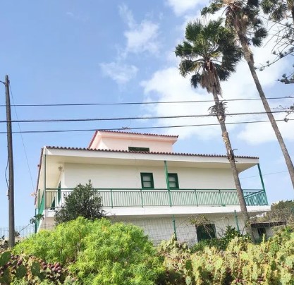 Nella PROPRIETÀ TENEIFE abbiamo questa GRANDE FINCA di 9.874 m². La casa principale è distribuita su due piani. Il piano terra ha un garage che è stato trasformato in una palestra, un salotto, cucina - sala da pranzo e una camera da letto insieme a u...