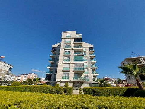 Ubicación de la propiedad: Mehmet Akif Ersoy Mahallesi, Kepez Tipo de Propiedad: Apartamento 2+1 Tamaño: 105 m² Descripción: Este moderno apartamento 2+1, situado en el deseable Mehmet Akif Ersoy Mahallesi, ofrece una vida cómoda y conveniente dentro...