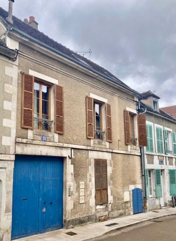 Intra-muros, dans une cour intérieure au calme , une maison principale offrant salon, séjour, cuisine, buanderie, salle de bains, wcs, dressing,trois chambres.Double cave voûtée . En fond de cour , une dépendance qui peut être aménagée en appartement...