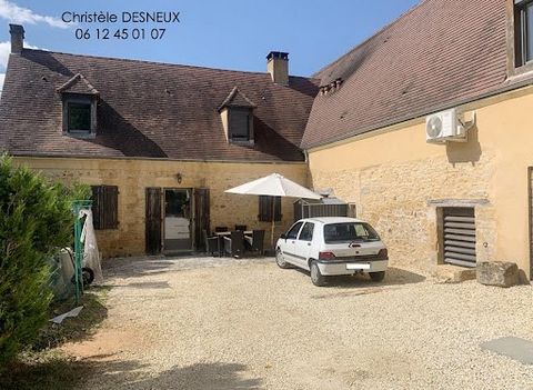 In Sarlat, sale of 4 dwellings including a rented stone house with a living area of 230 m2 on a plot of 2768 m2, with a gross current profitability of 2366 euros/month. The property is set on a large plot of land, each of which benefits from parking ...