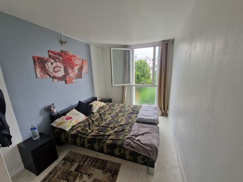 Beau 2P en plein cœur de soisy sous montmorency. Une chambre avec un lit double et WC séparés, espace de travail avec bureau dans le salon. Salon avec télévision, et un canapé convertible au lit pour 2 personnes et cuisine toute équipée. Salle de bai...