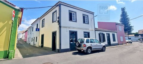 Discover this excellent opportunity to rent a store for commerce or services, with two floors, with 115 m2 of gross construction area, located just 350 meters from the centre of the quiet parish of Ribeirinha, in Ribeira Grande, São Miguel Island, Az...