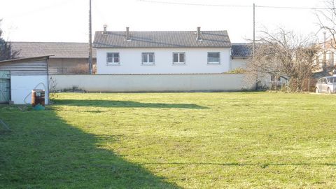 Zeldzaam in het gebied, in Montéléger, in een landelijke omgeving met zijn 2085 m2 grond, biedt dit ruime huis van ongeveer 130 m2 op één niveau, een oase van rust ver van de verschillende overlast, op minder dan 7 km van alle benodigdheden (winkels,...