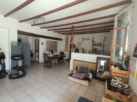 EXCLUSIVITE IDEAL INVESTISSEURS pour cet appartement T2 55 m2 environ situé en fond d'impasse, au calme, à proximité du centre village. entrée sur salon-séjour avec cuisine ouverte, grande chambre, salle d'eau et WC. Le bien est loué 530€/ mois jusqu...