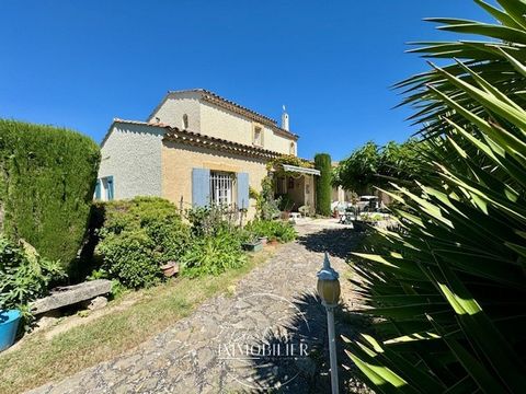 SAINT-CANNAT - NOTRE AGENCE PARLONS IMMOBILIER VOUS PROPOSE, à seulement 20 minutes d'Aix-en-provence, cette maison traditionnelle de 153m2 sur 4600m2 de terrain clos et arboré. Elle se compose, au rez-de-chaussée, d'une entrée avec placard, un salon...