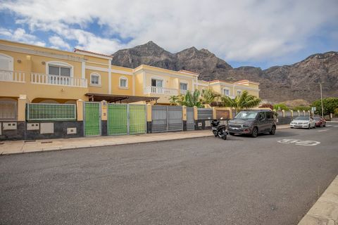 Discover the charming town of Buenavista del Norte through this amazing property for sale. Ideally located and in excellent condition, this townhouse offers a unique opportunity to create the home of your dreams. This spectacular townhouse is divided...