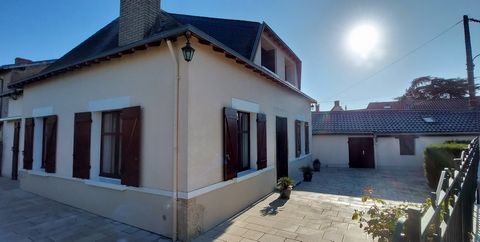 Idealogis vous propose cette belle maison familiale sur la Commune des Roches Prémarie. Venez découvrir cette jolie maison des années 30 et son agréable jardin sur 1 étage comprenant : Au RDC, une entrée, un séjour avec cheminée-insert, une cuisine a...