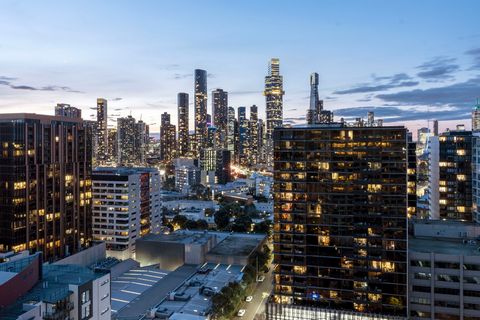 Inspecter sur rendez-vous privé Bénéficiant d’une vue imprenable à 300+ degrés sur les toits de la ville, la baie de Port Phillip, le sanctuaire du souvenir, le domaine et le MCG, les dimensions palatiales de cette résidence spectaculaire ont été bri...