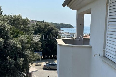 In Pula, more precisely in Pješčana Uvala, the most beautiful part of the city, which, as the name suggests, is adorned with a beautiful sandy beach, this NKP apartment of 55 m2 is located on the last floor of an apartment building. The apartment con...