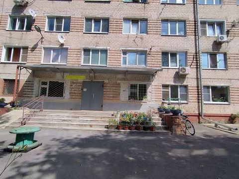 Продается комната 18 кв м. в Центральном районе, по адресу: ул.Ленинградская, д.27. Комната расположена на 2 этаже 5-го кирпичного дома. Общежитие. В комнате установлен кондиционер, окно пластиковое. При продаже комнаты остаётся мебель: кухонный гарн...