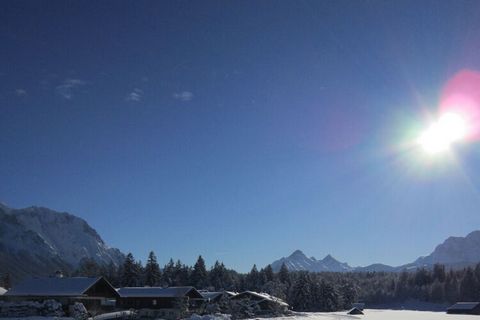 Ferienwohnung 'Wetterstein' Die ca. 55 qm große gemütliche und hochwertige Ferienwohnung befindet sich im 1. OG und verfügt über einen großzügigen Wohnraum mit Couch und einer Essecke, großen Flachbildfernseher mit Kabel-TV und einer bestens ausgesta...