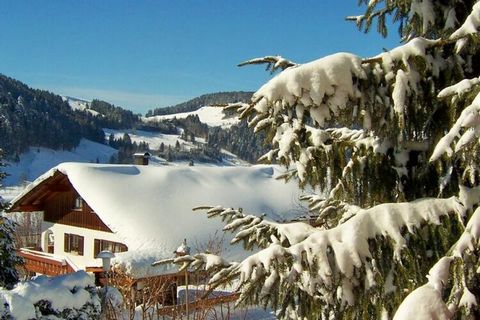 Het vakantieappartement ligt op ongeveer 900 m hoogte en is ideaal voor wandel-, ski- en ontspanningsvakanties.