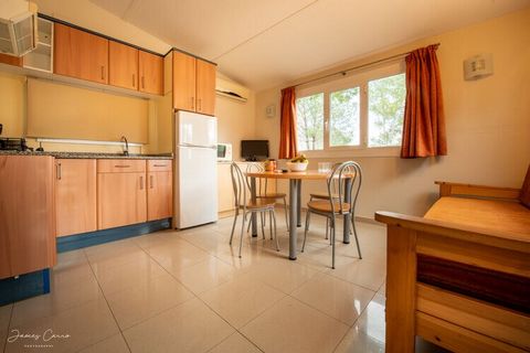 U kunt kiezen uit vijf verschillende types, vrijstaande accommodaties, te weten; een drietal verschillende types 4-6 pers. chalet (ES-08800-04, ES-08800-07 en ES-08800-08), een 4-6 pers. mobilhome (ES-08800-06), of een 4-5 pers. chalet (ES-08800-09)....