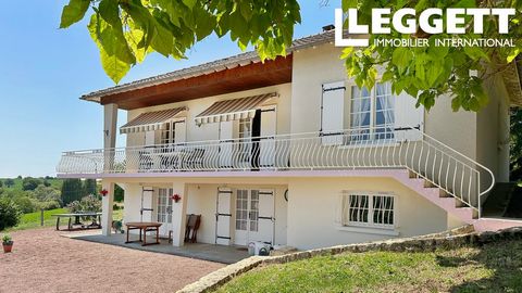 A30812JJE16 - La propriété est située dans une position élevée, avec les plus belles vues panoramiques sur la campagne vallonnée. Au 1er étage se trouve un hall d'entrée, la cuisine avec des éléments de cuisine en chêne fabriqués à la main. La cuisin...