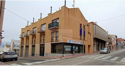 Grand local commercial-industriel de 309 m2 dans une rue très fréquentée. Le lieu a plusieurs zones, showroom, bureaux, toilettes, grand entrepôt, parking. Local d'angle avec double façade, une de 9 m et une de 24 m. Parking avec deux portes de 3,60 ...