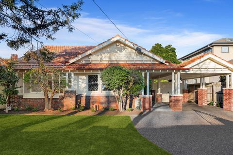 Behåller all storhet och karaktär från sitt ursprung från cirka 1928, har denna lyxigt inredda klassiska tegel California Bungalow arkitektoniskt utökats för att erbjuda rymligt och anpassningsbart modernt familjevänligt boende och imponerande underh...